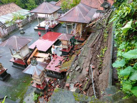 Bencana Tanah Longsor Awal Tahun 2024 menyebabkan Sanggah Dadia Rusak Parah.